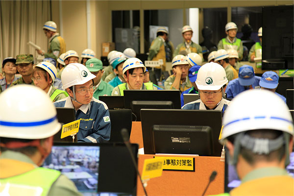 訓練に参加する原子力規制庁緊急事態対策監の様子(中部電力 本店)の写真