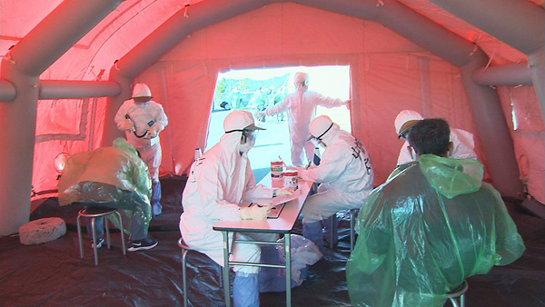 避難退域時検査運営訓練（新東名浜松サービエリアにおける住民避難時の検査の様子）
