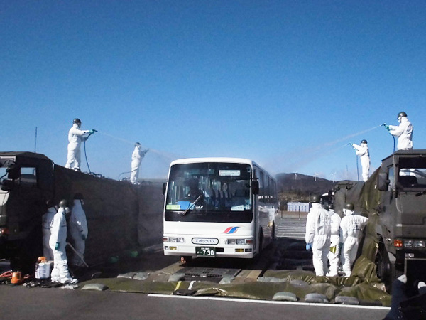 避難退域時検査運営訓練（新東名浜松サービエリアにおける車両除染（水洗）の様子）