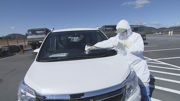 避難退域時検査運営訓練（新東名浜松サービエリアにおける車両除染後の確認・検査の様子）