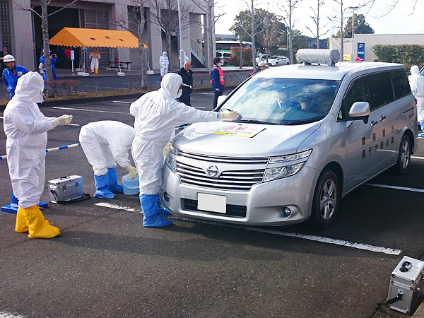 避難退域時検査場所での車両のスクリーニング・簡易除染の実施の様子