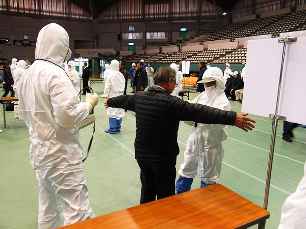 静岡市の草薙総合運動場体育館でのスクリーニング訓練の様子