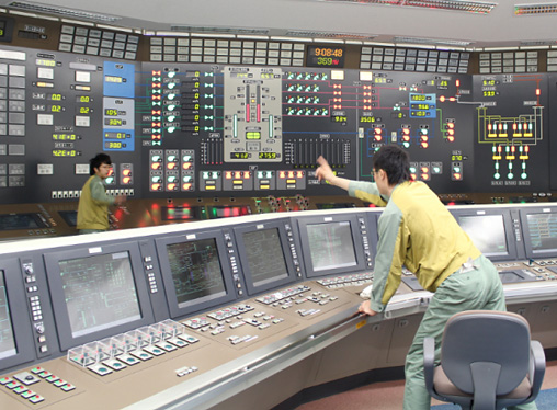運転訓練用シミュレータ(5号機用)での訓練風景