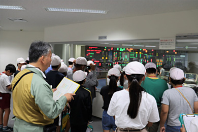 発電所見学会の様子の写真