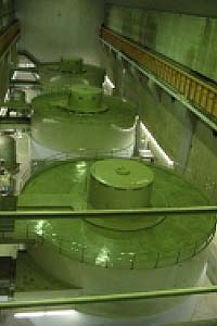 畑薙第一水力発電所発電機室の写真