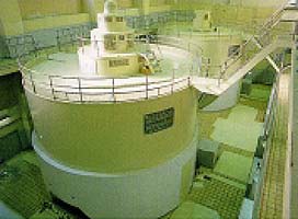 井川水力発電所 発電機室の写真