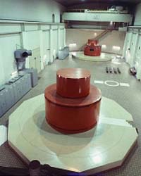 馬瀬川第一水力発電所発電機室の写真