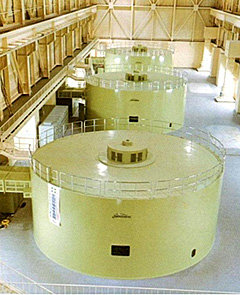 奥矢作第一水力発電所発電機室の写真
