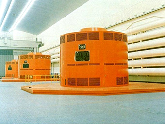 奥矢作第二水力発電所発電機室の写真