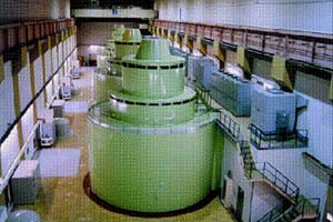 高根第一水力発電所発電機室の写真