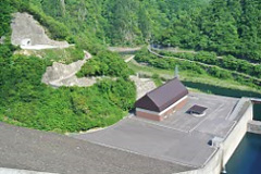 徳山水力発電所全景の写真