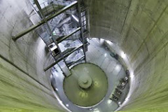 徳山水力発電所発電機室　2号機の写真