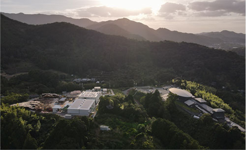 有田川バイオマス発電所(左)と温浴施設「かなや明恵峡温泉」(右)