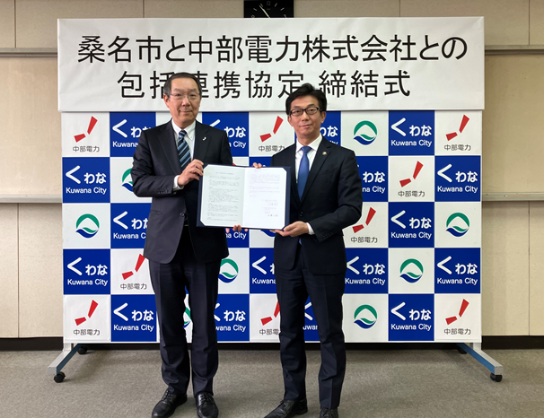 From left, Hisanori Ito, Executive Vice President and Director, Chubu Electric Power, and Narutaka Ito, Mayor of Kuwana City