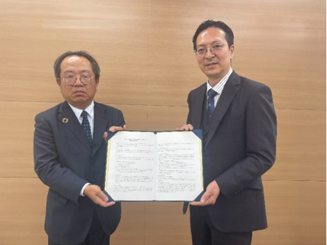 Picture of the signing ceremony of the agreement