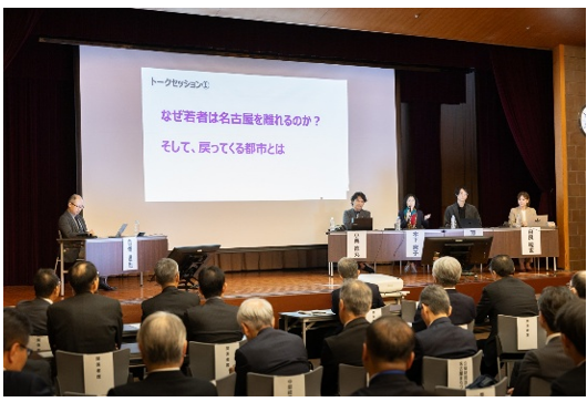 Symposium scene photo 2