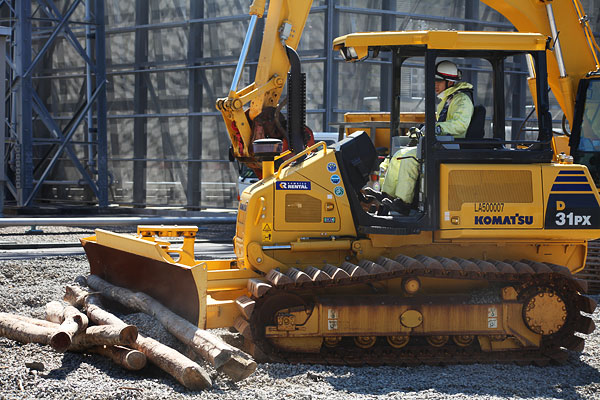 In this drill, heavy machinery is being used to clear away earthquake debris on the site so that recovery work is not impeded.(photo)