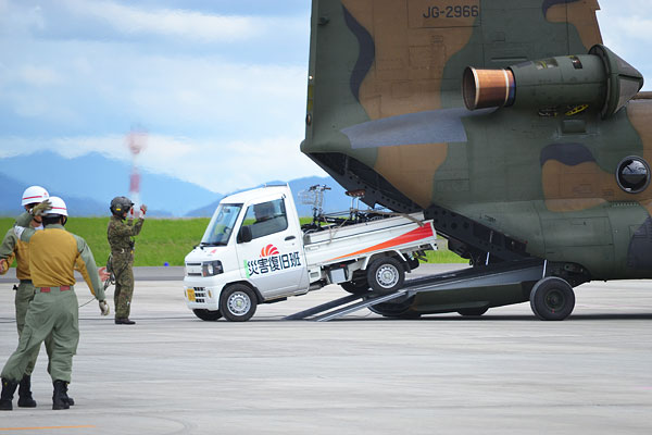 In this drill at Mt. Fuji Shizuoka Airport, personnel tasked with inspecting electric power distribution systems are being transported together with their service vehicle by Self Defence Force helicopter. (photo 1)