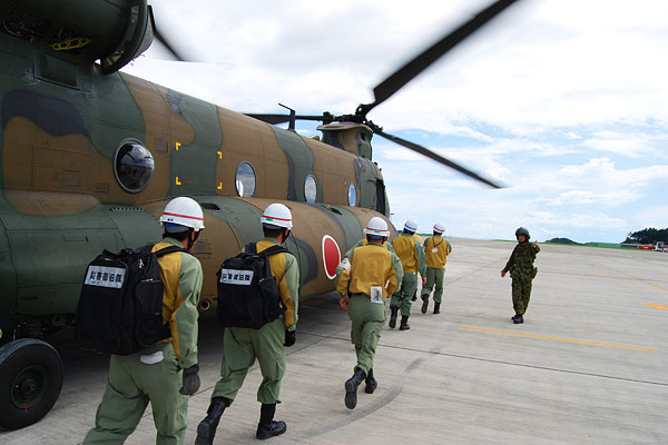 In this drill at Mt. Fuji Shizuoka Airport, personnel tasked with inspecting electric power distribution systems are being transported together with their service vehicle by Self Defence Force helicopter. (photo 2)