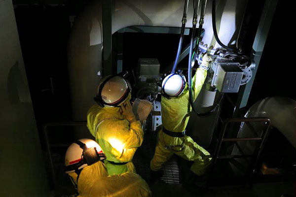 A drill assuming that all AC power is lost. Participants are opening valves used in the reactor building's containment vessel vents. (photo)