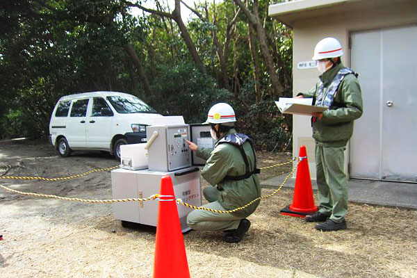 Drill participants are using a portable monitoring post to monitor air radiation levels. (photo)