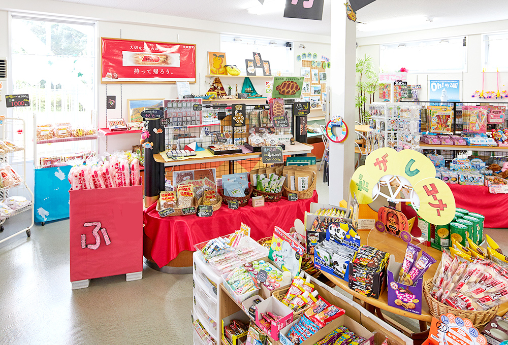 お土産ショップや休憩コーナーでひと休み