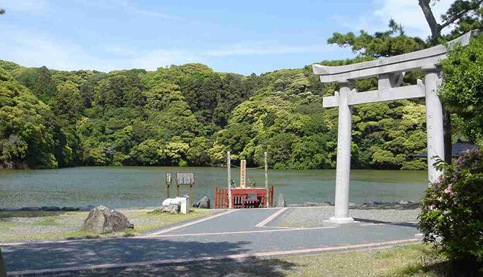 池宮神社「桜ヶ池」