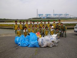 回収したゴミと、清掃を実施した所員の写真