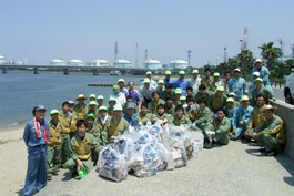 集められたゴミと参加者の様子写真