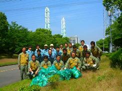 集められたゴミと参加者の写真