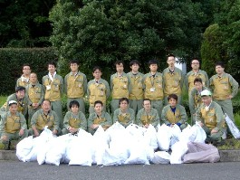 集められたゴミと参加者 知多第二火力発電所の様子の写真