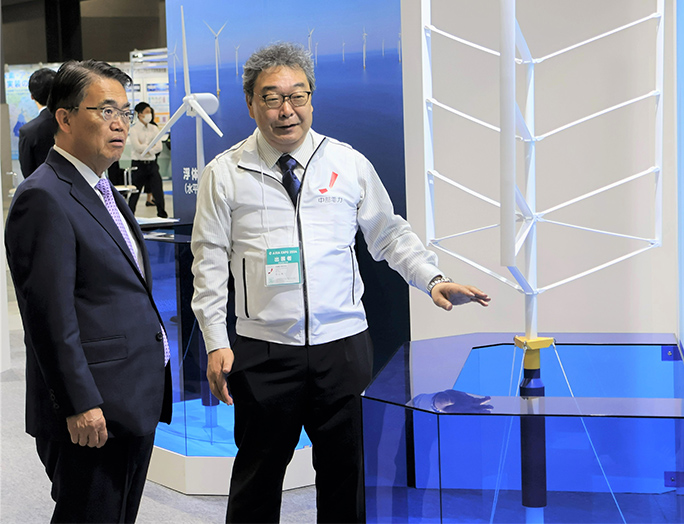 浮遊軸型風車の技術を大村知事へ紹介