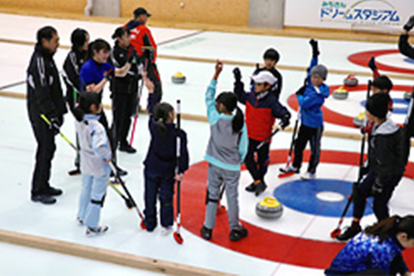 青森県在住ジュニアを対象としたカーリングスクールに講師として参加しましたのイメージ