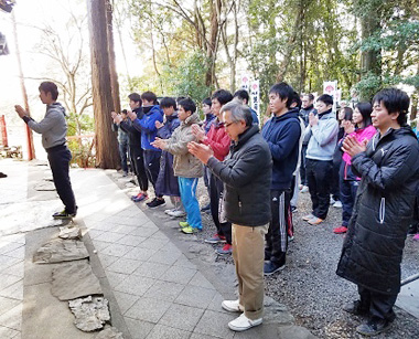 主将の吉原選手を先頭に部員全員にて拝礼する様子