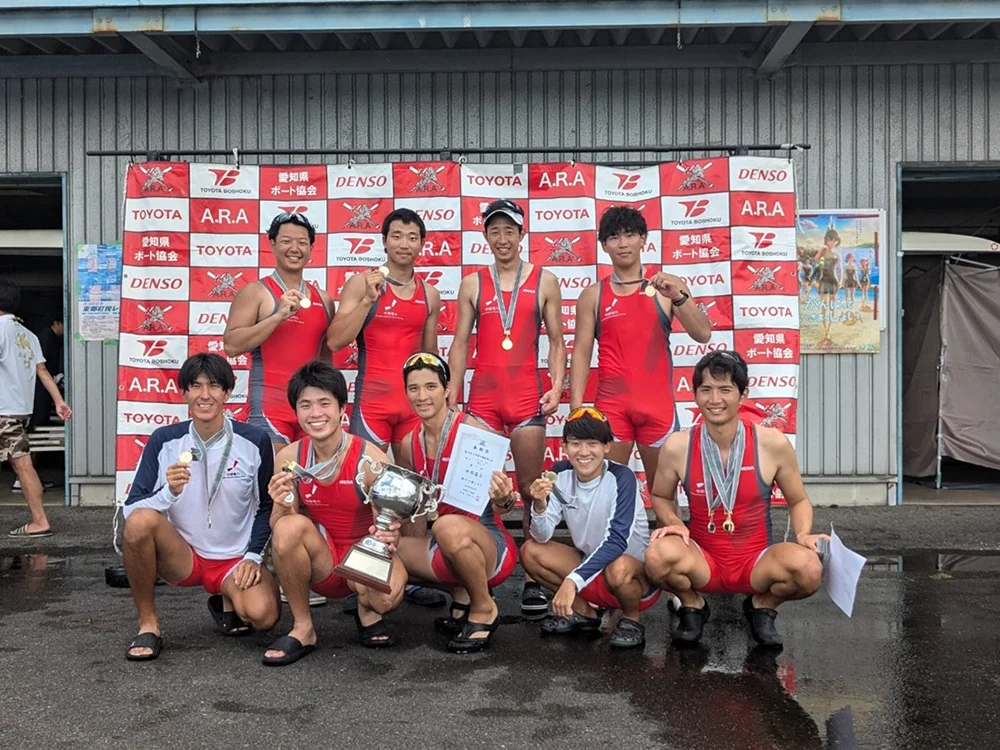 優勝した男子エイトのメンバー