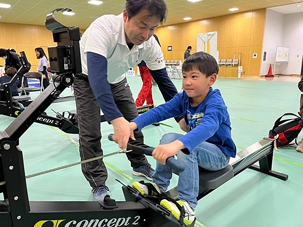 ローイングマシン体験の様子2
