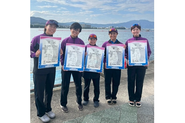 京都府成年女子舵手付きクォドルプル(右から2番目が西村選手)
