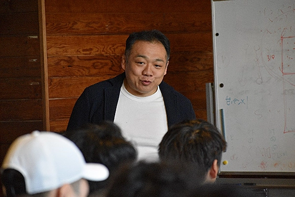 挨拶する佐藤部長